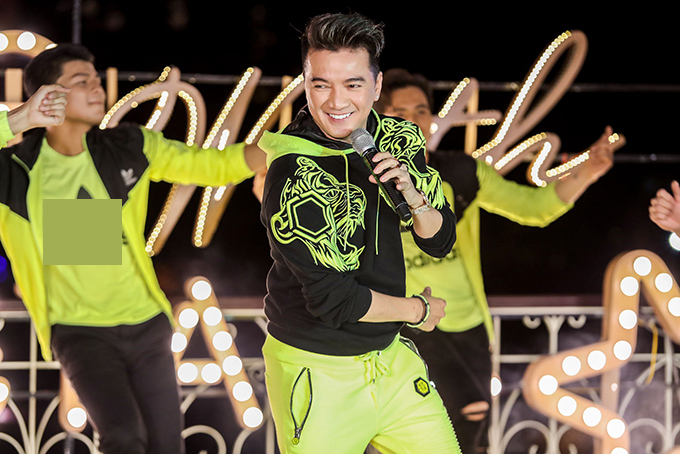 Hoài Lâm và bạn gái đón Giáng sinh trên du thuyền 3 triệu USD